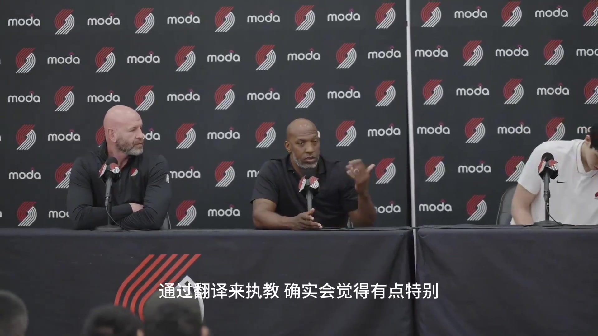 比盧普斯帶個翻譯執(zhí)教楊確實(shí)有點(diǎn)怪 但籃球術(shù)語在全球都通用的