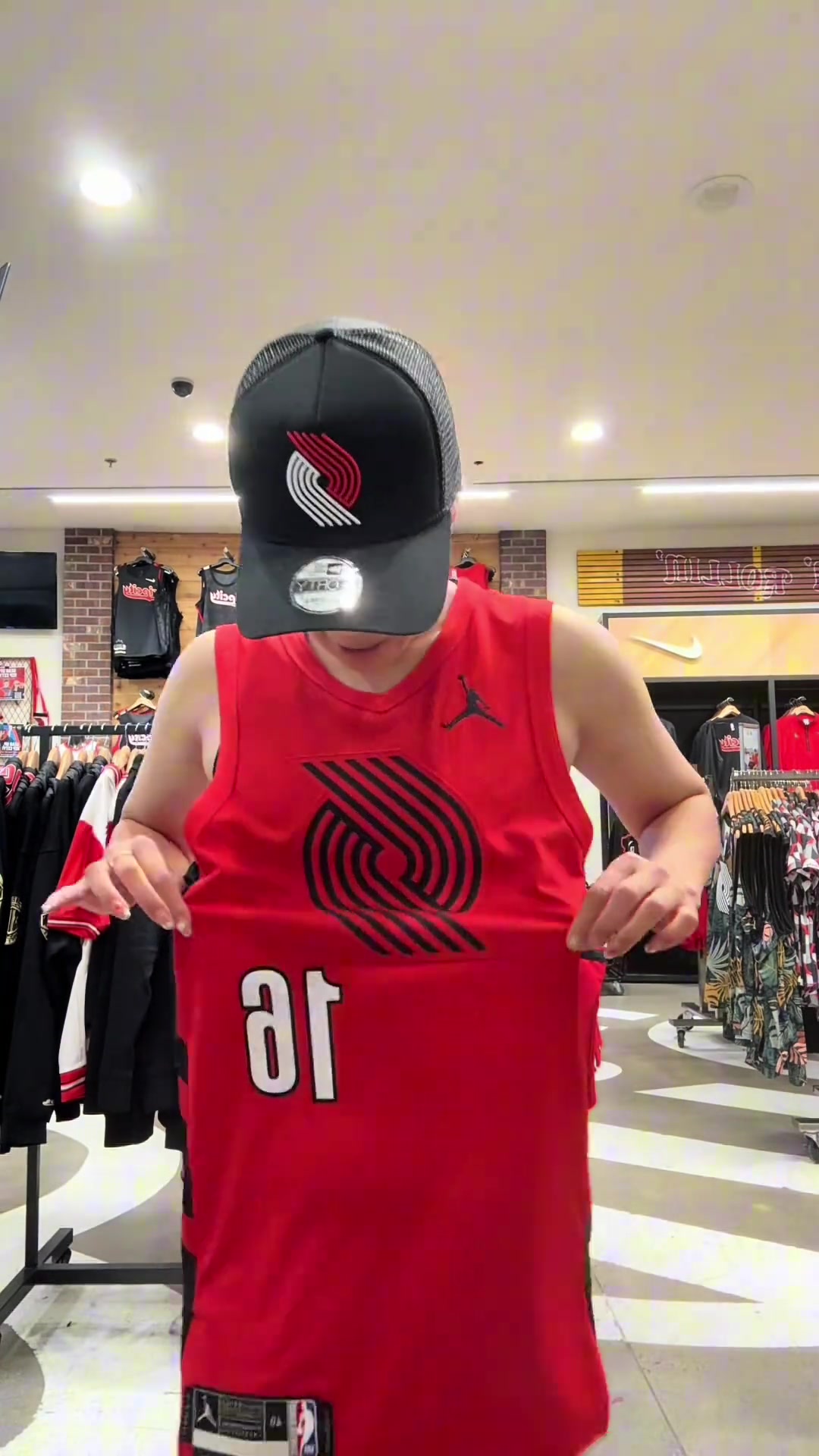 女網(wǎng)友上身楊瀚森開拓者球衣我是全網(wǎng)第一個穿上16號的球迷哦