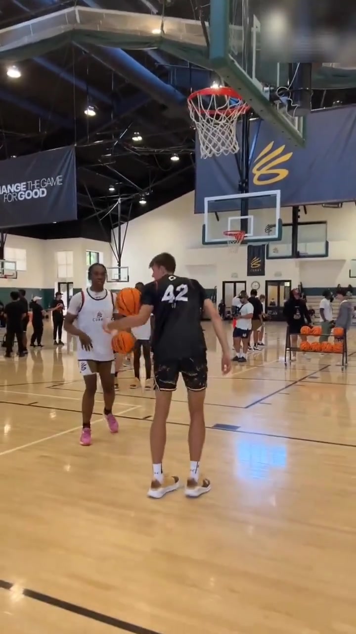 弗拉格曾在庫(kù)里訓(xùn)練營(yíng)訓(xùn)練 命中三分提前轉(zhuǎn)身瀟灑離開(kāi)