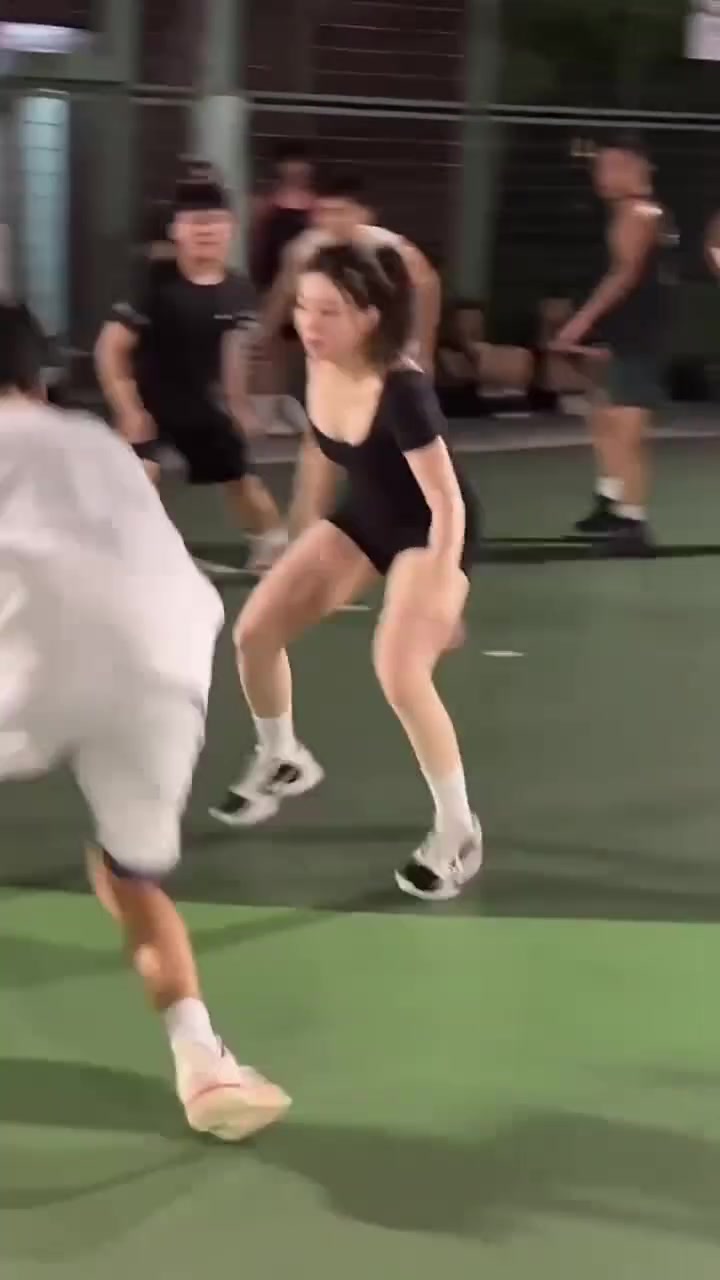 這女生真是拼盡全力防守了我好想她也這么防我