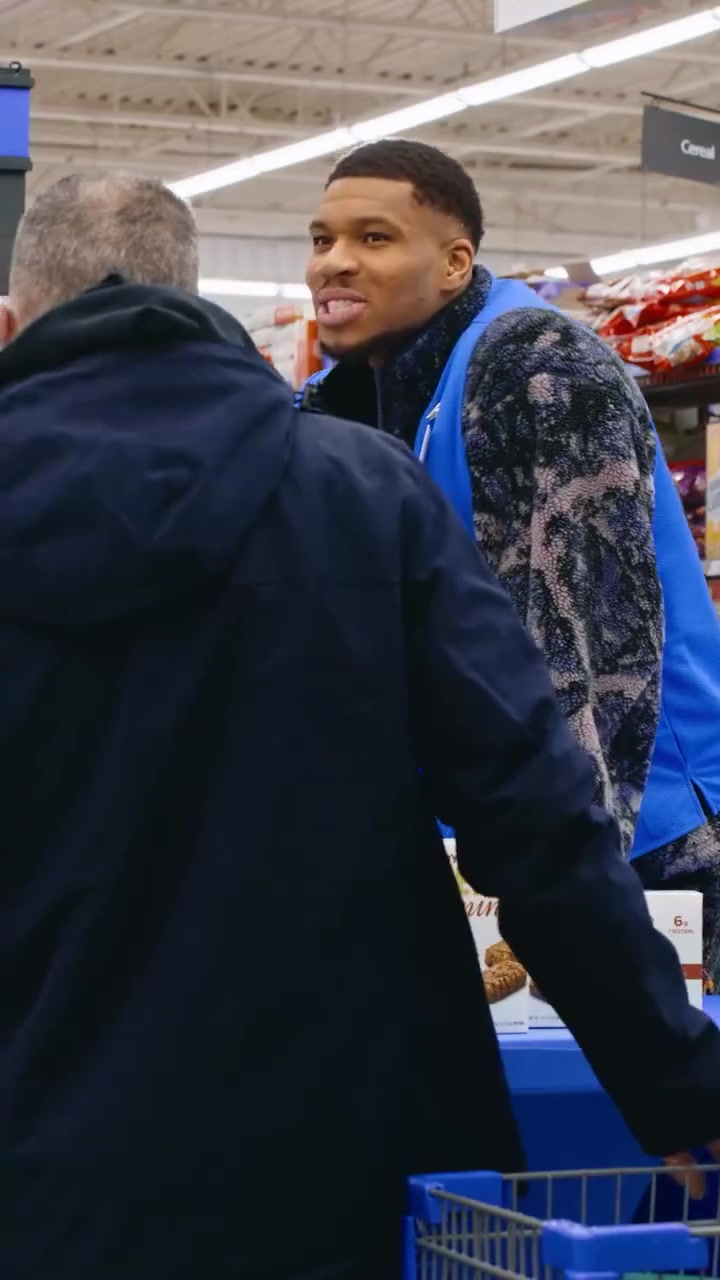 生活不易字母哥休賽期兼職沃爾瑪售貨員 推銷小點(diǎn)心