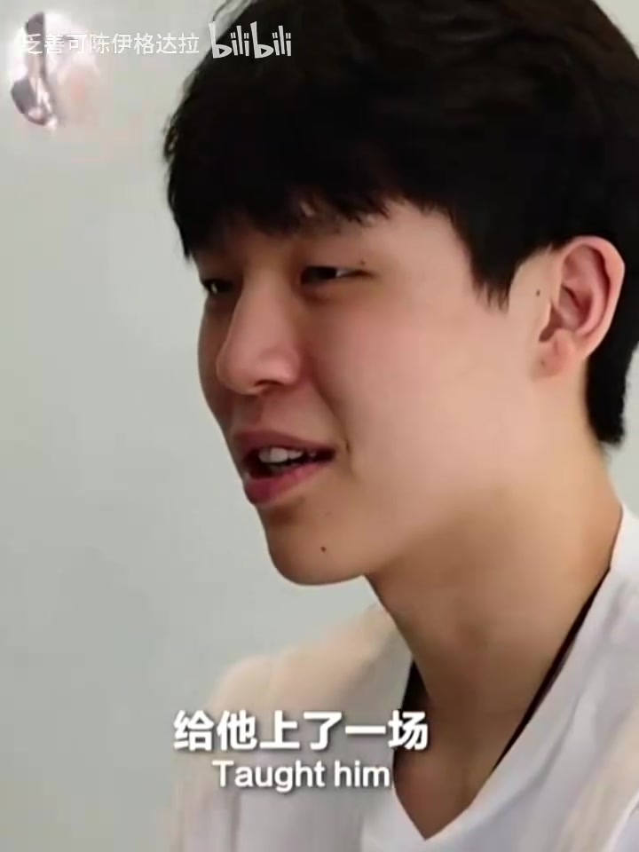 心理戰(zhàn)楊瀚森試訓中打爆8號秀杰明氣的杰明不跟楊瀚森擊掌