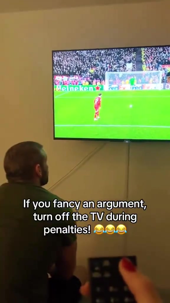 這是要了老命了當(dāng)你的女友在球隊(duì)罰點(diǎn)球時(shí)換臺(tái)