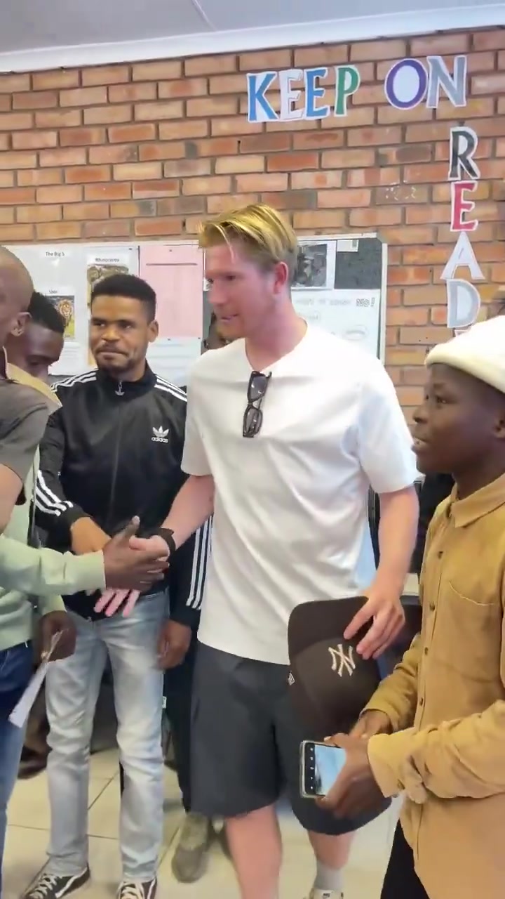 世界級(jí)球星德布勞內(nèi)閃現(xiàn)南非和小朋友們合影留念