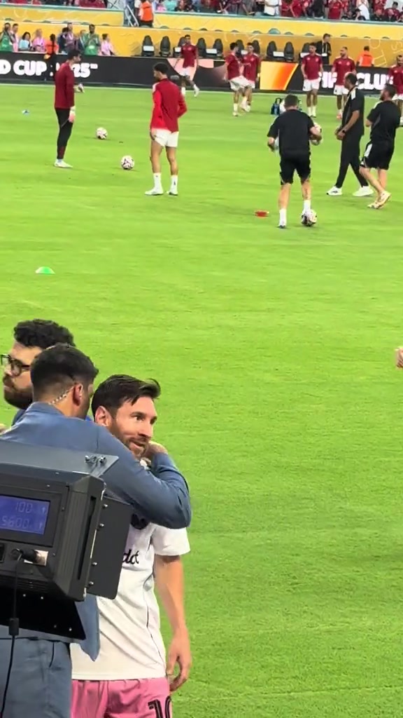 網(wǎng)友實(shí)拍梅西熱身后來(lái)到場(chǎng)邊先擁抱赫迪拉后擁抱維埃里