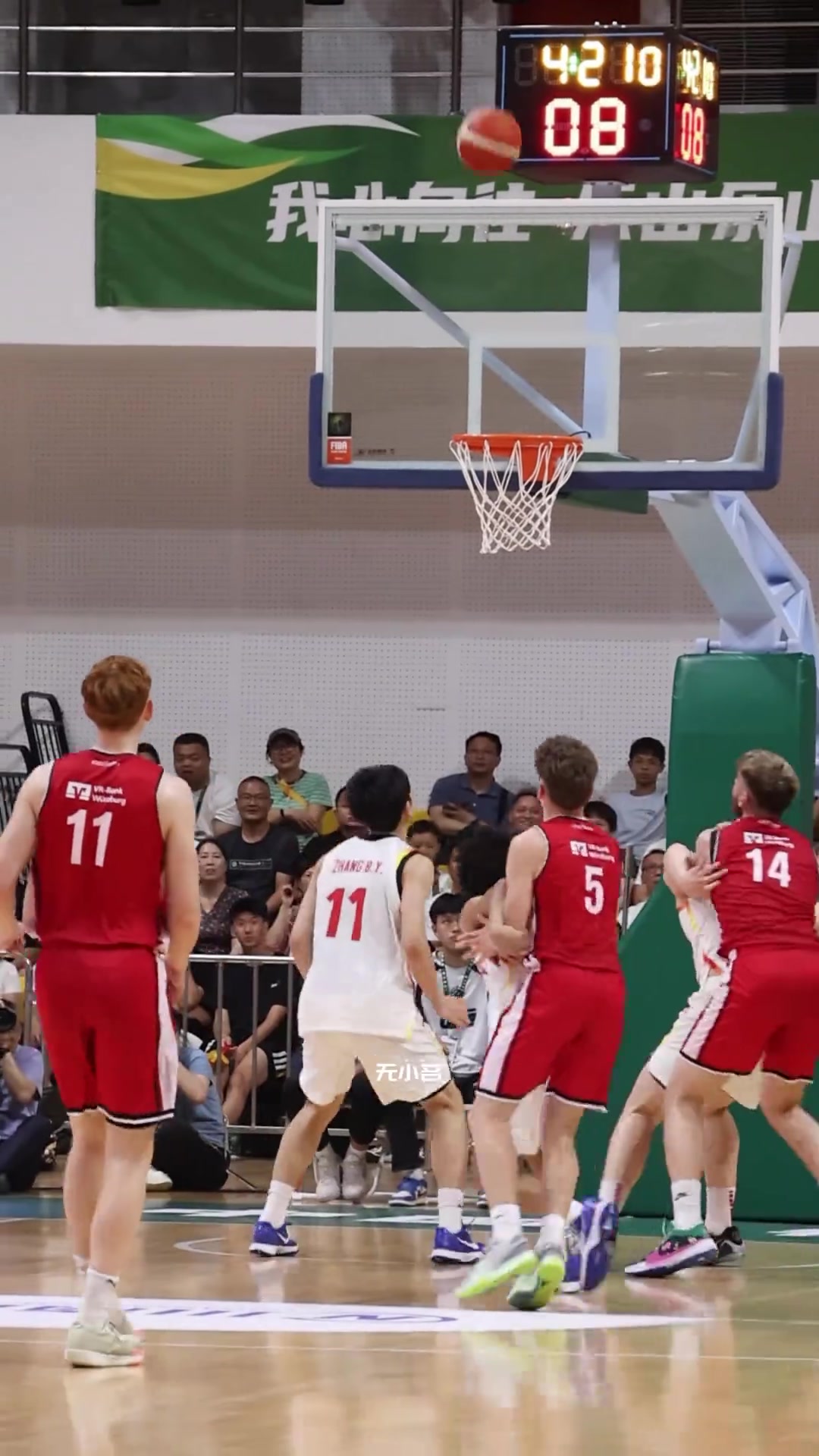 直接化身直升機混血球員朱正搶籃板的彈跳簡直炸裂