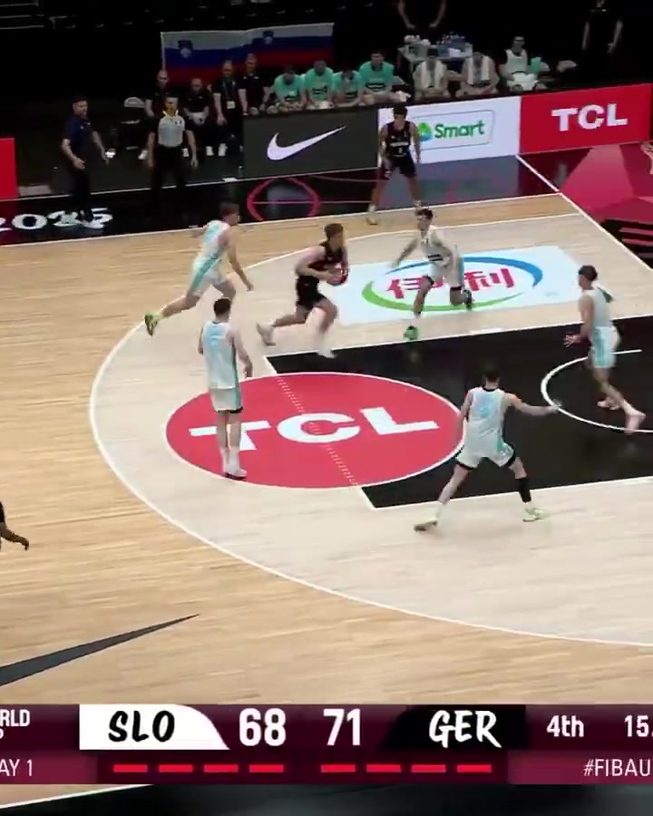 郇思楠今天要面對的內(nèi)線對手德國U19中鋒昨日攬19分19板