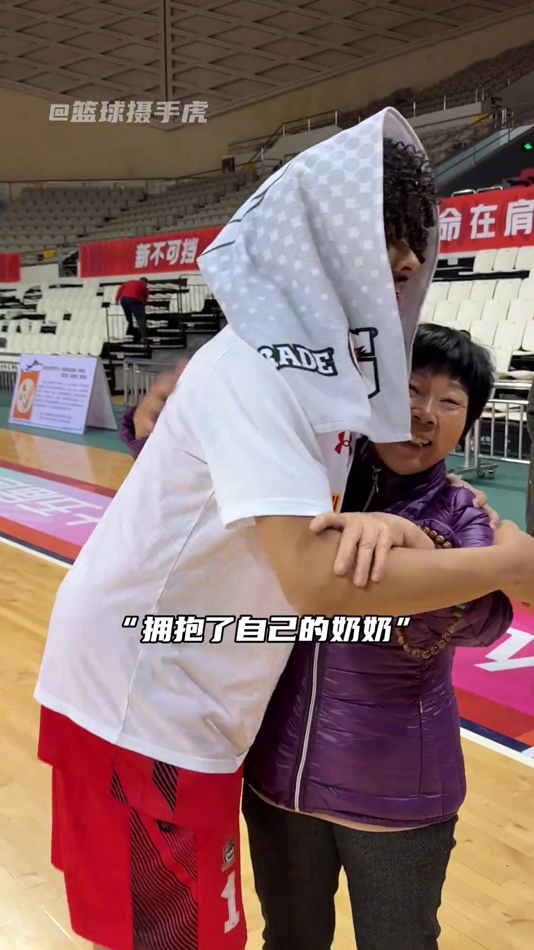 給老朱家長臉了混血球員朱正身披國家隊隊服擁抱奶奶和表姑