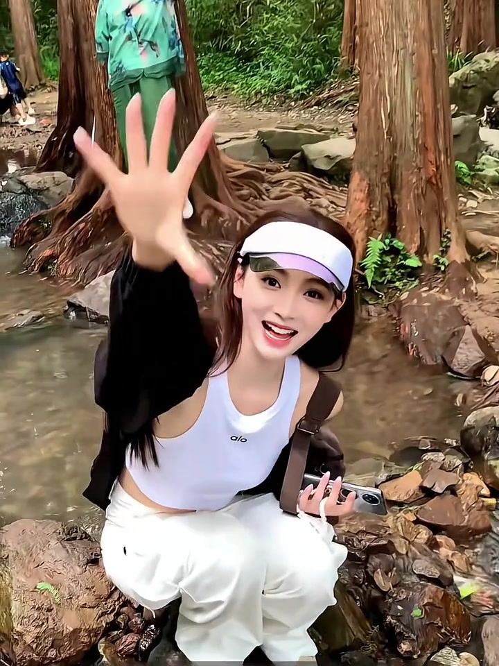 美女主播金佳悅一身運動背心出游你在的話雨天也是好天氣