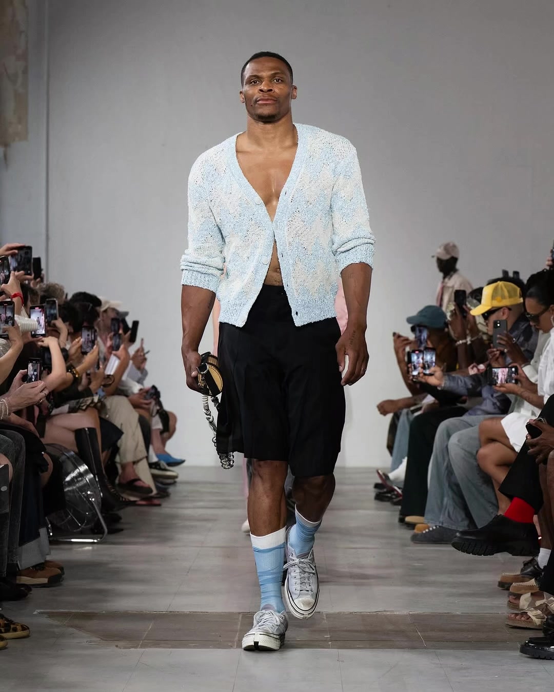 和威少在時(shí)裝周合作的是中國(guó)設(shè)計(jì)師王逢陳倆人一起登臺(tái)合照