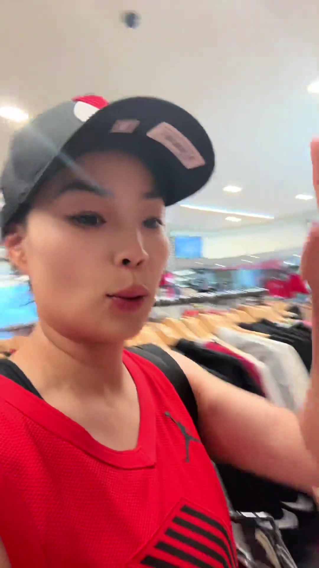 太火了女網(wǎng)友開拓者專賣店的機器都印冒煙了 都是楊瀚森16號球衣訂單