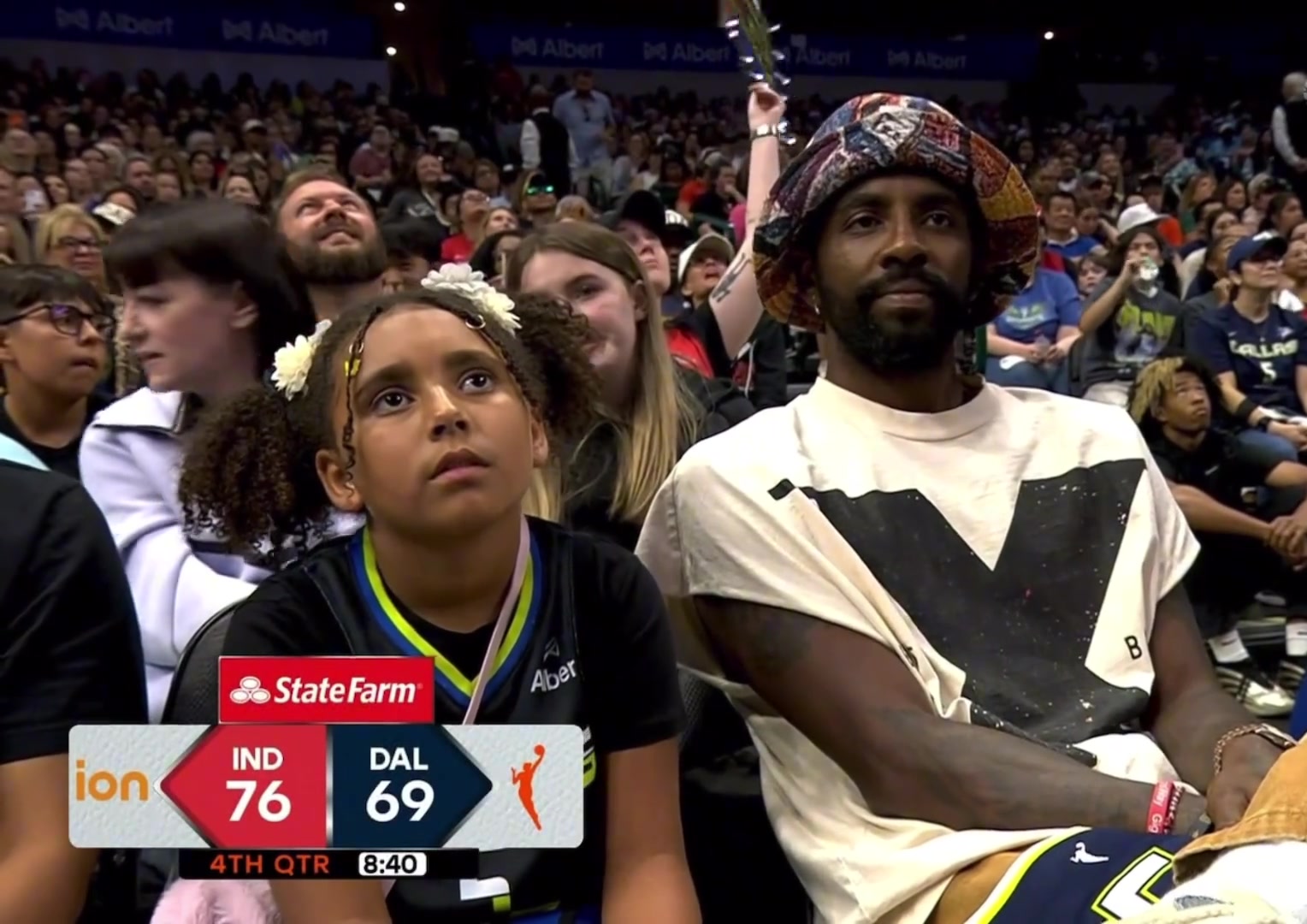 好久不見歐文帶女兒觀戰(zhàn)WNBA這簡直一個模子刻出來的