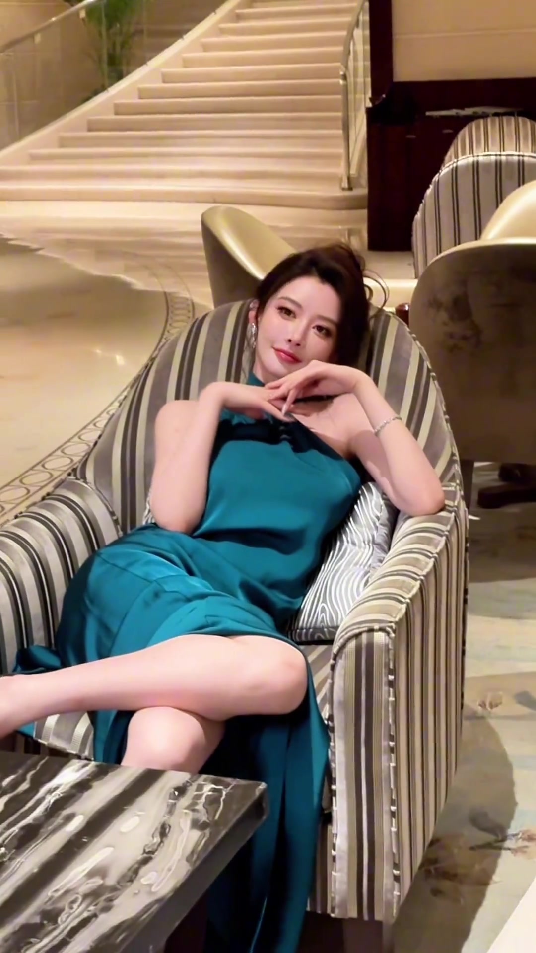 確實是美啊美女詹密周麟嘉身穿一件藍色長裙往沙發(fā)上一坐