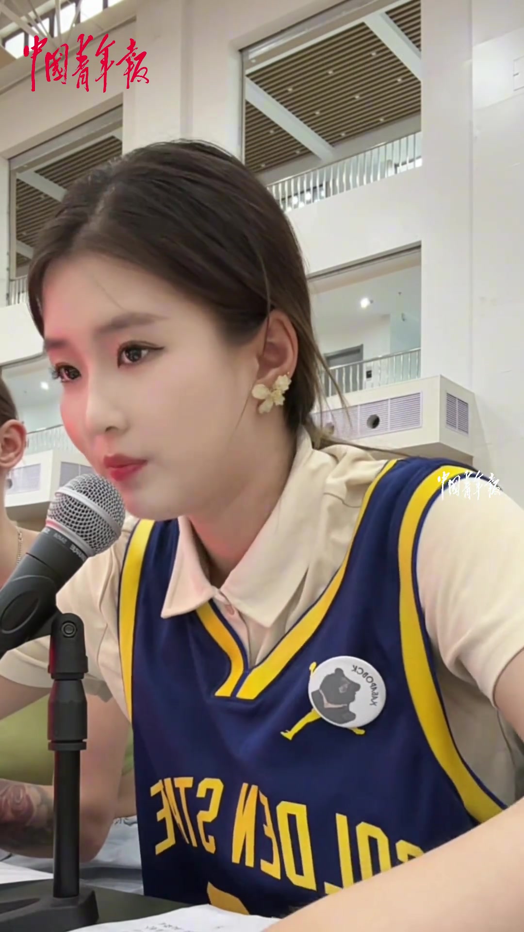 霸氣英語系大二女生在籃球賽中雙語主持播報 喊出氣勢與活力