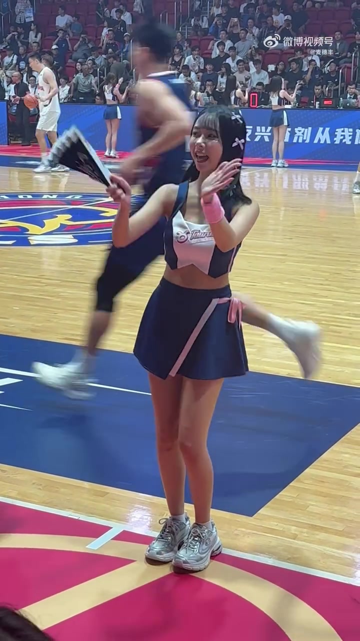 香港金牛的啦啦隊相當懂事兒看到鏡頭對準自己立刻給出回應