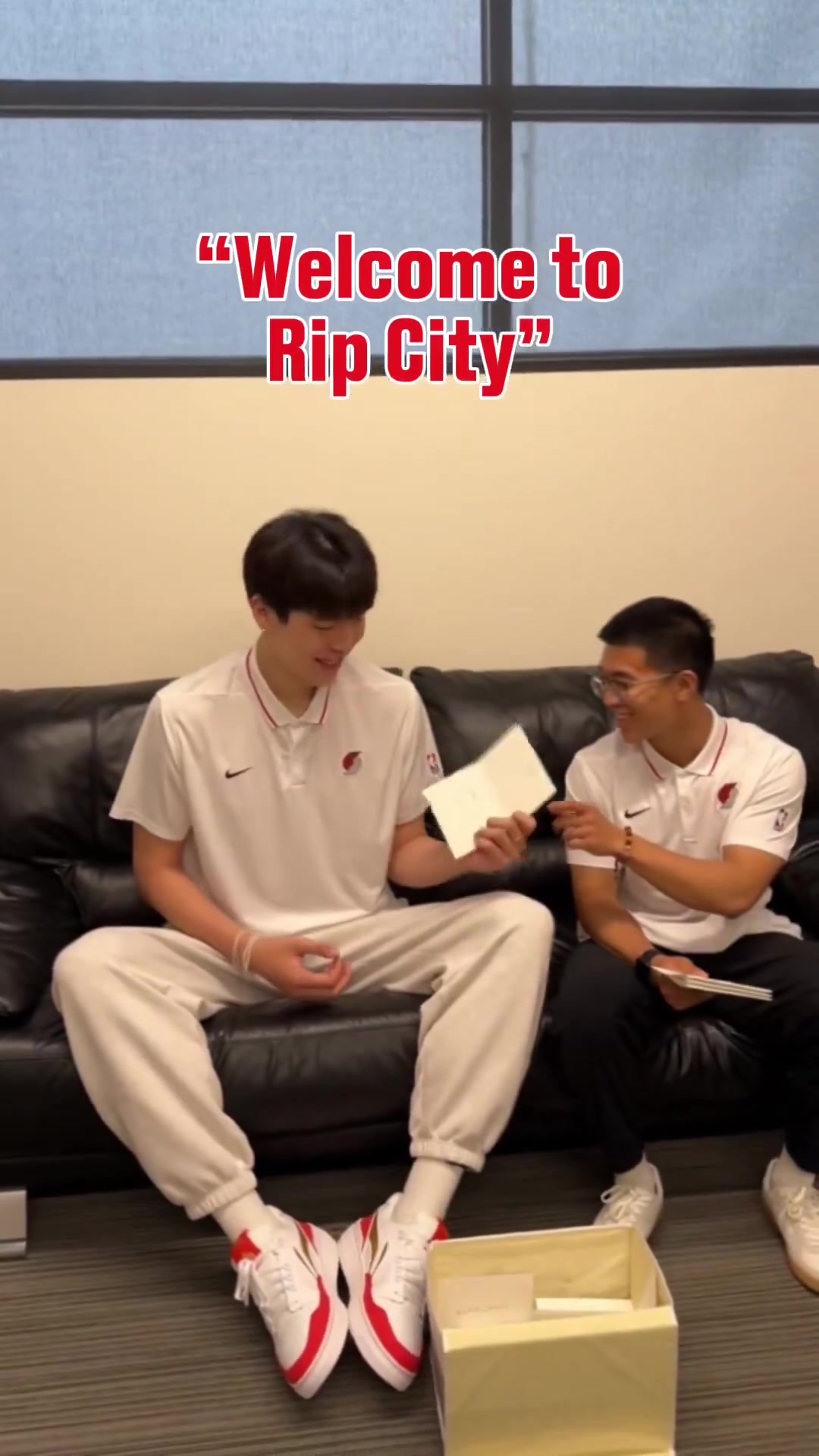 真好球迷們給楊瀚森寫卡片送祝福 楊瀚森一封封讀并感謝球迷