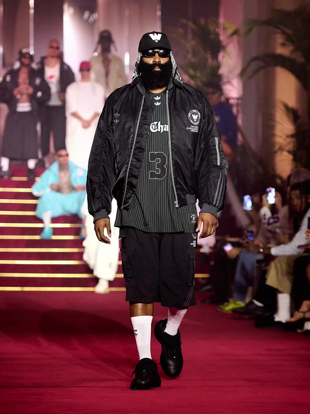 不得不說(shuō)哈登在走秀這一塊還得跟二哥威少好好學(xué)學(xué)