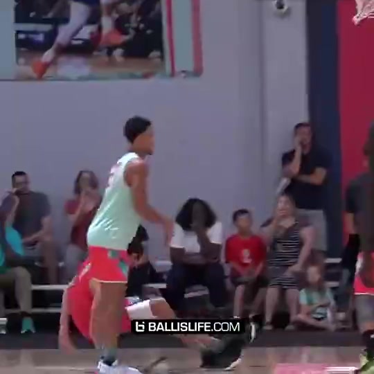 霍姆格倫當年爆火的原因在訓練營秀操作戲耍庫里還送大帽