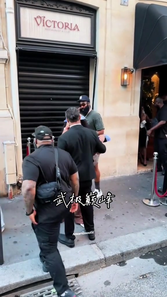 走完秀的登哥在巴黎街頭閑逛 路邊遇上美女聊了幾句