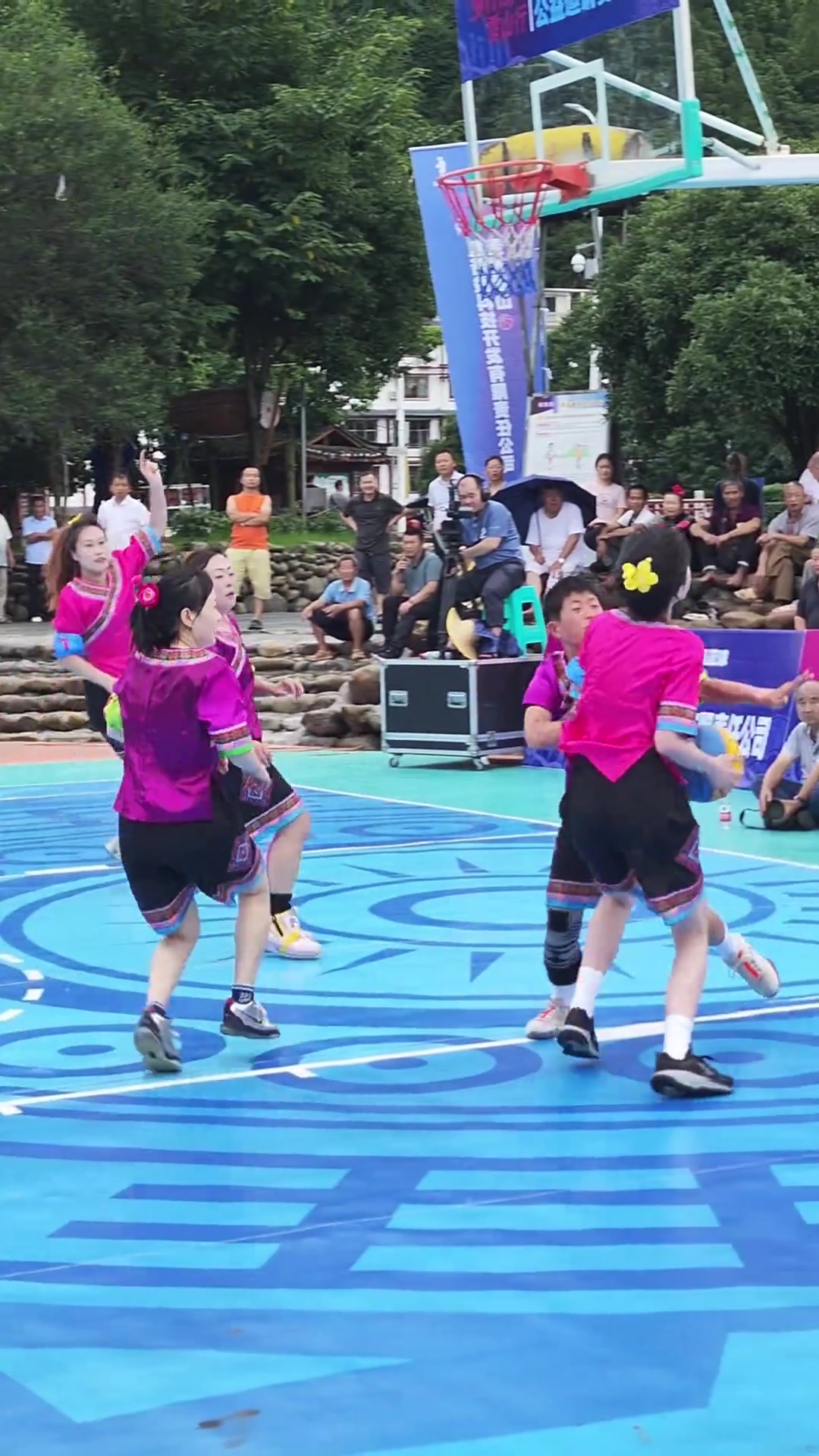 小女生勇闖貴州姑媽籃球賽這小身板還是扛不住啊