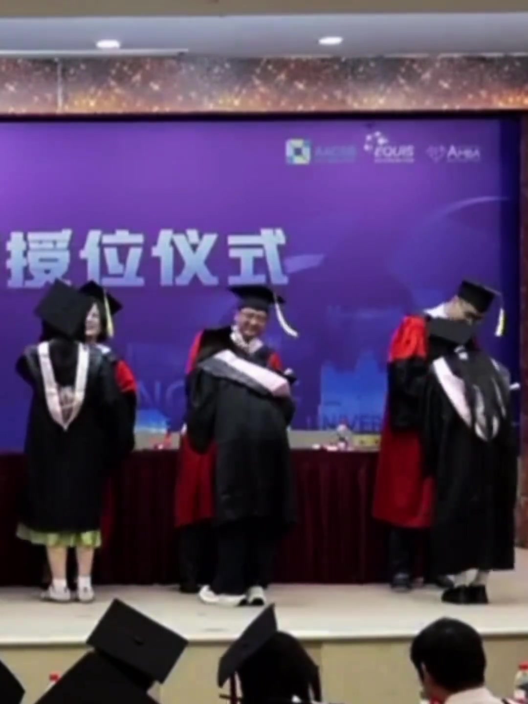 女球迷畢業(yè)時讓校長舉著切爾西旗子如果校長阿森納或熱刺球迷呢