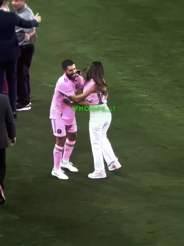 安東內(nèi)拉親吻阿爾巴vs梅西親吻姆巴佩