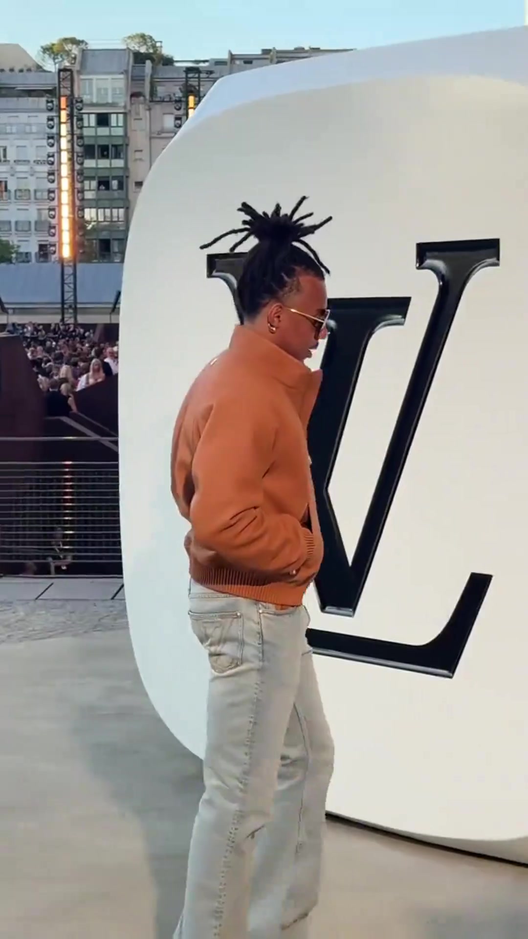 孔德真的不用踢球了已經(jīng)是各大秀場(chǎng)的座上賓