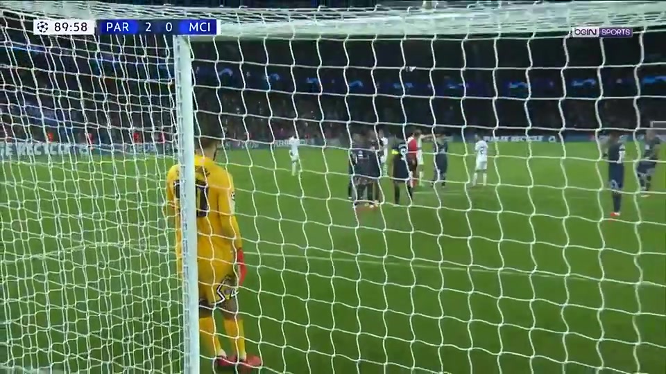 當(dāng)梅西首次代表巴黎參加歐冠比賽時(shí)被安排當(dāng)人墻