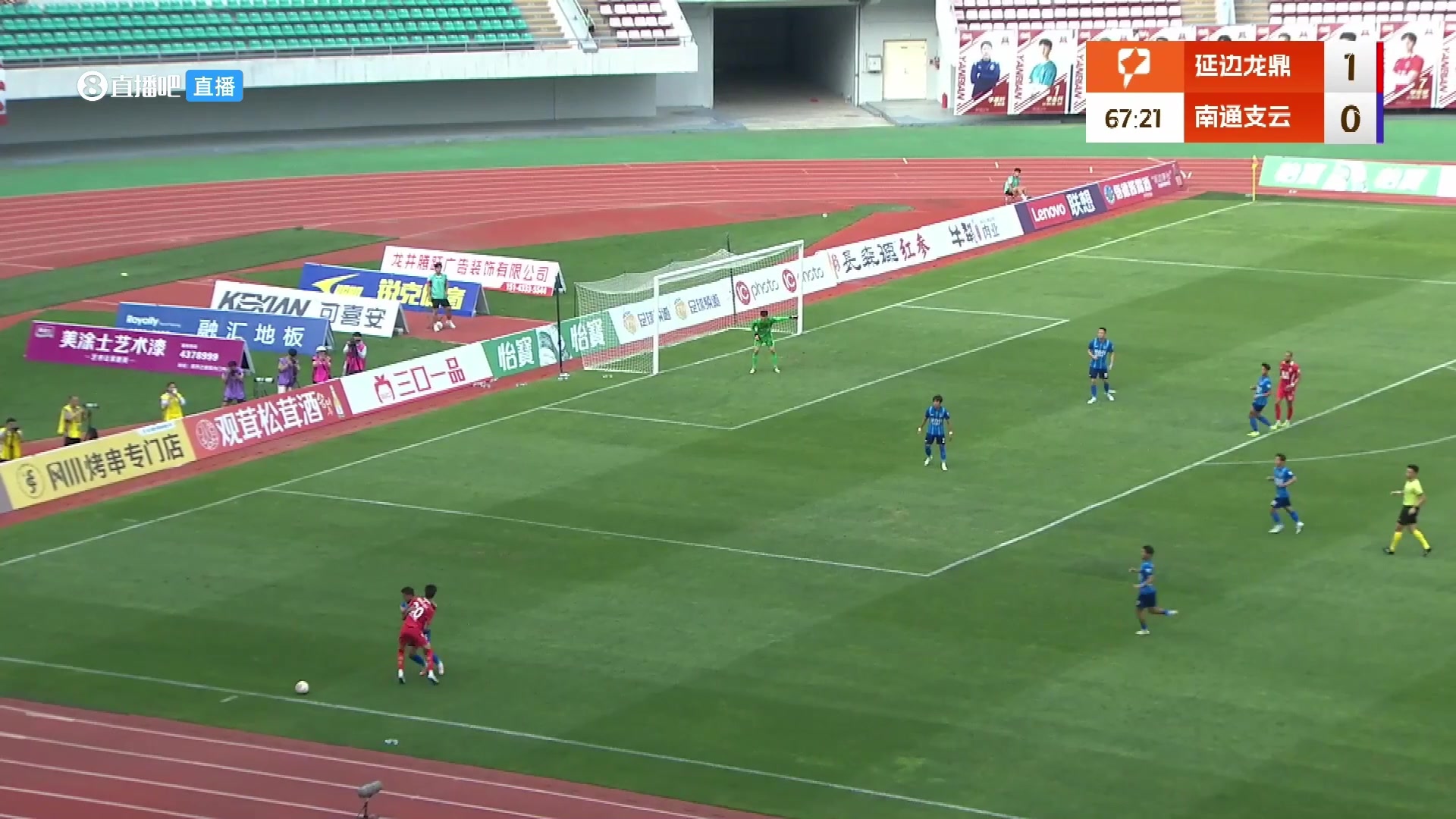 再現(xiàn)名場(chǎng)面中甲球員嘗試彩虹過人無奈沒夾到