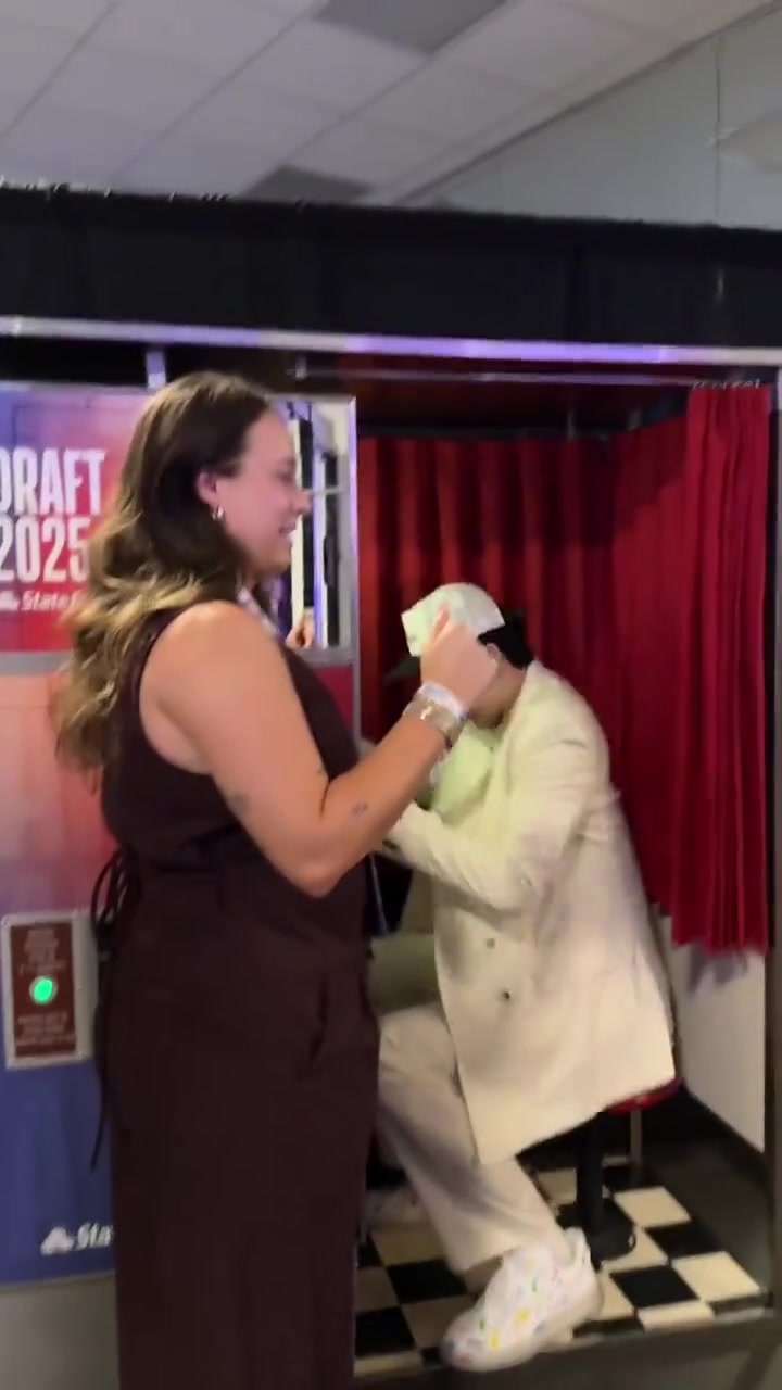 開拓者官方發(fā)楊瀚森自拍亭拍照花絮太高以至于沒拍到眼睛