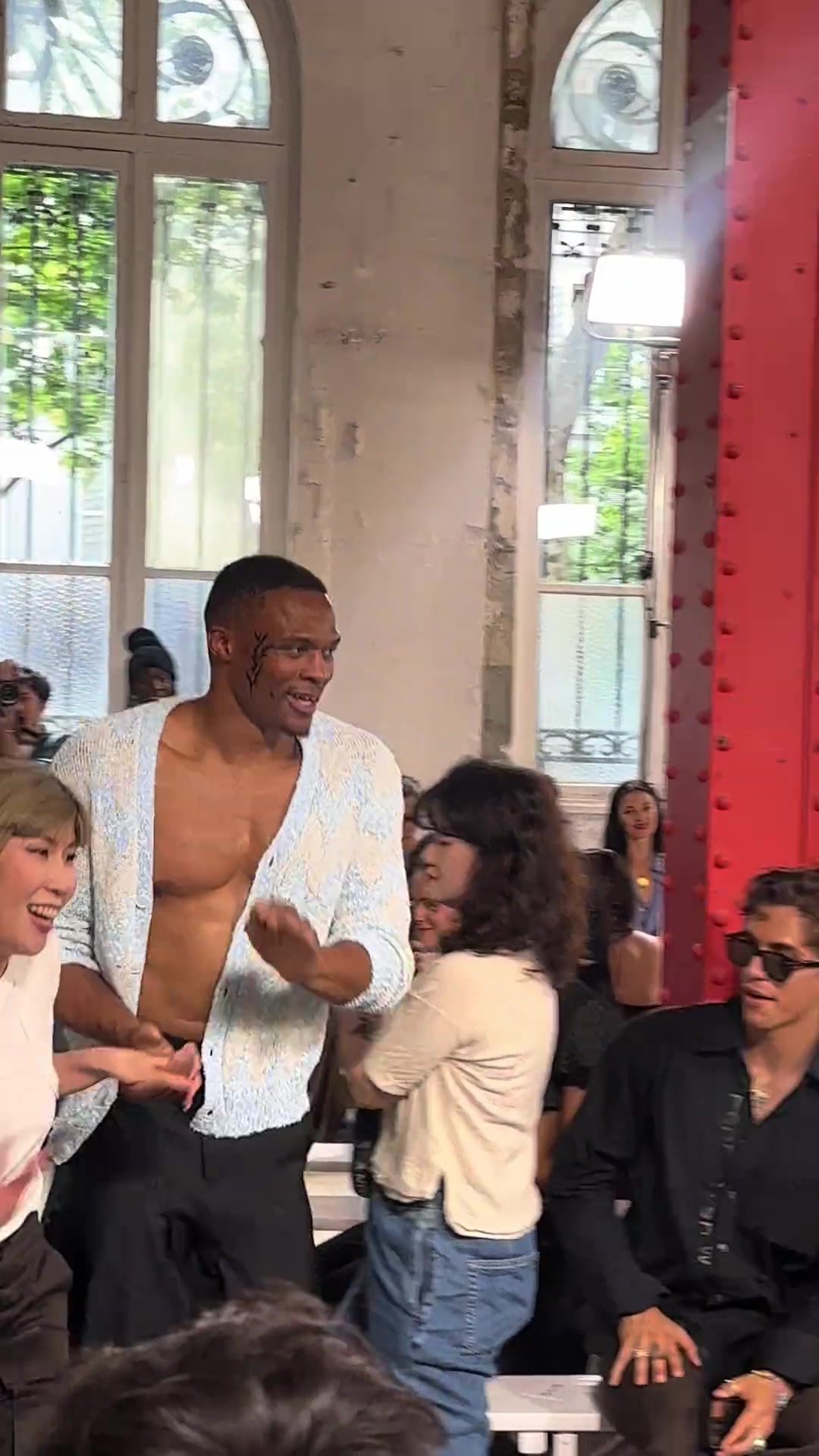 半裸威少和女設(shè)計(jì)師牽手走秀這身材真的歷史頂級(jí)