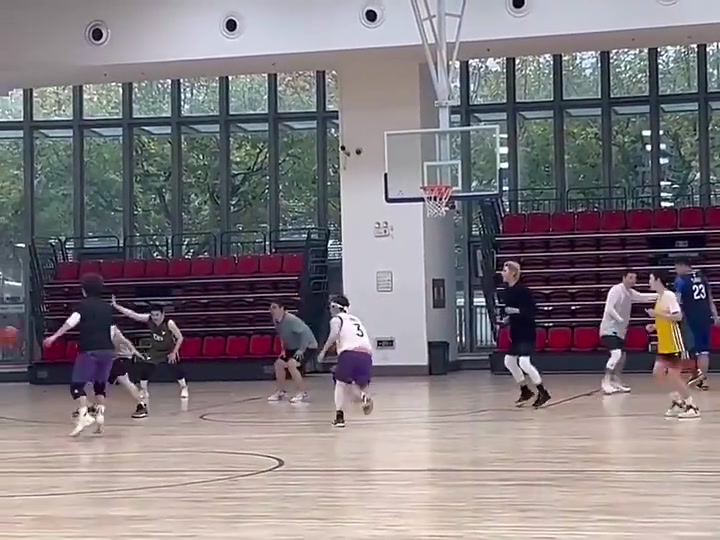 確實愛籃球蔡徐坤前兩年打全場視頻還是有點技術和意識的