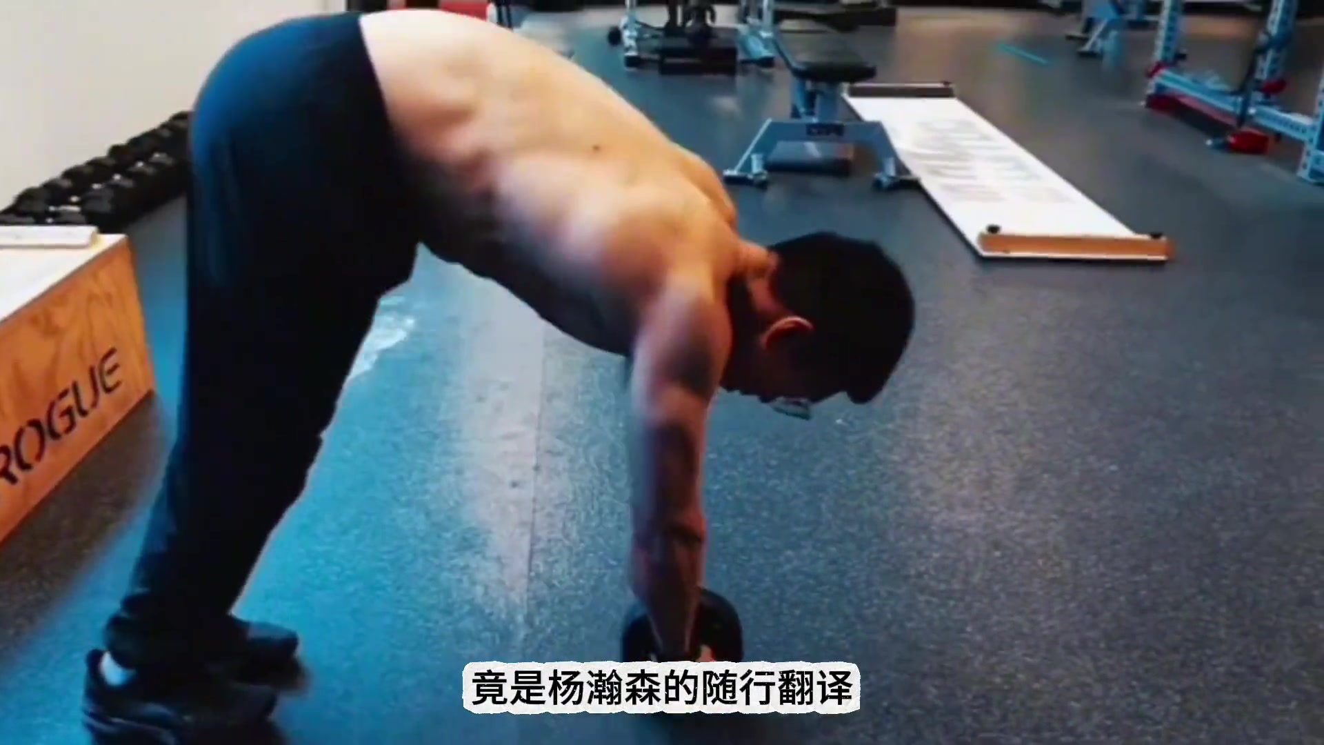 楊瀚森開拓者發(fā)布會他幫了大忙小楊的隨行翻譯因高情商被夸贊