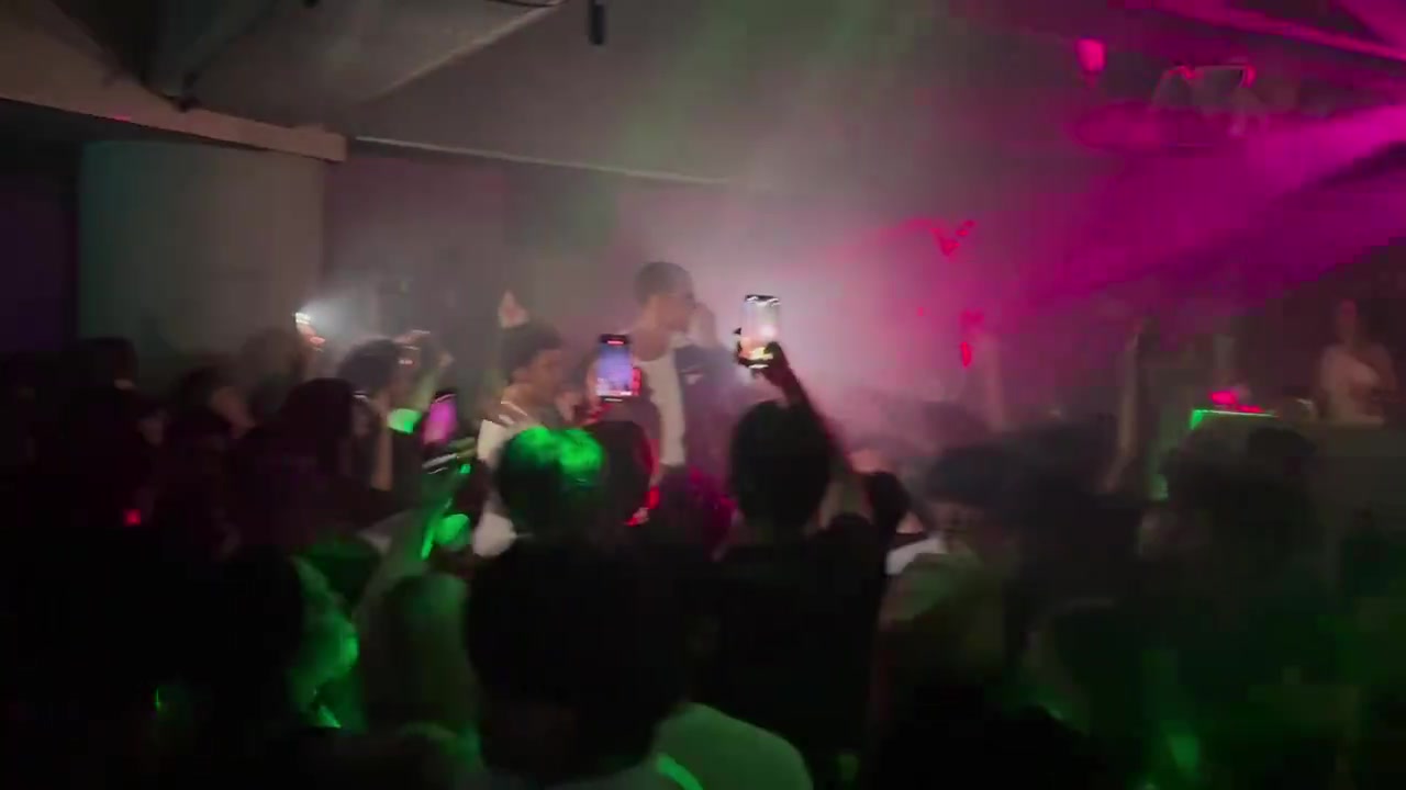 說好的少林弟子呢網(wǎng)友拍到文班亞馬在日本夜店蹦迪