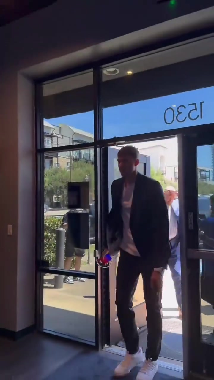 弗拉格抵達(dá)達(dá)拉斯獨(dú)行俠訓(xùn)練館參加孩子們訓(xùn)練營(yíng)