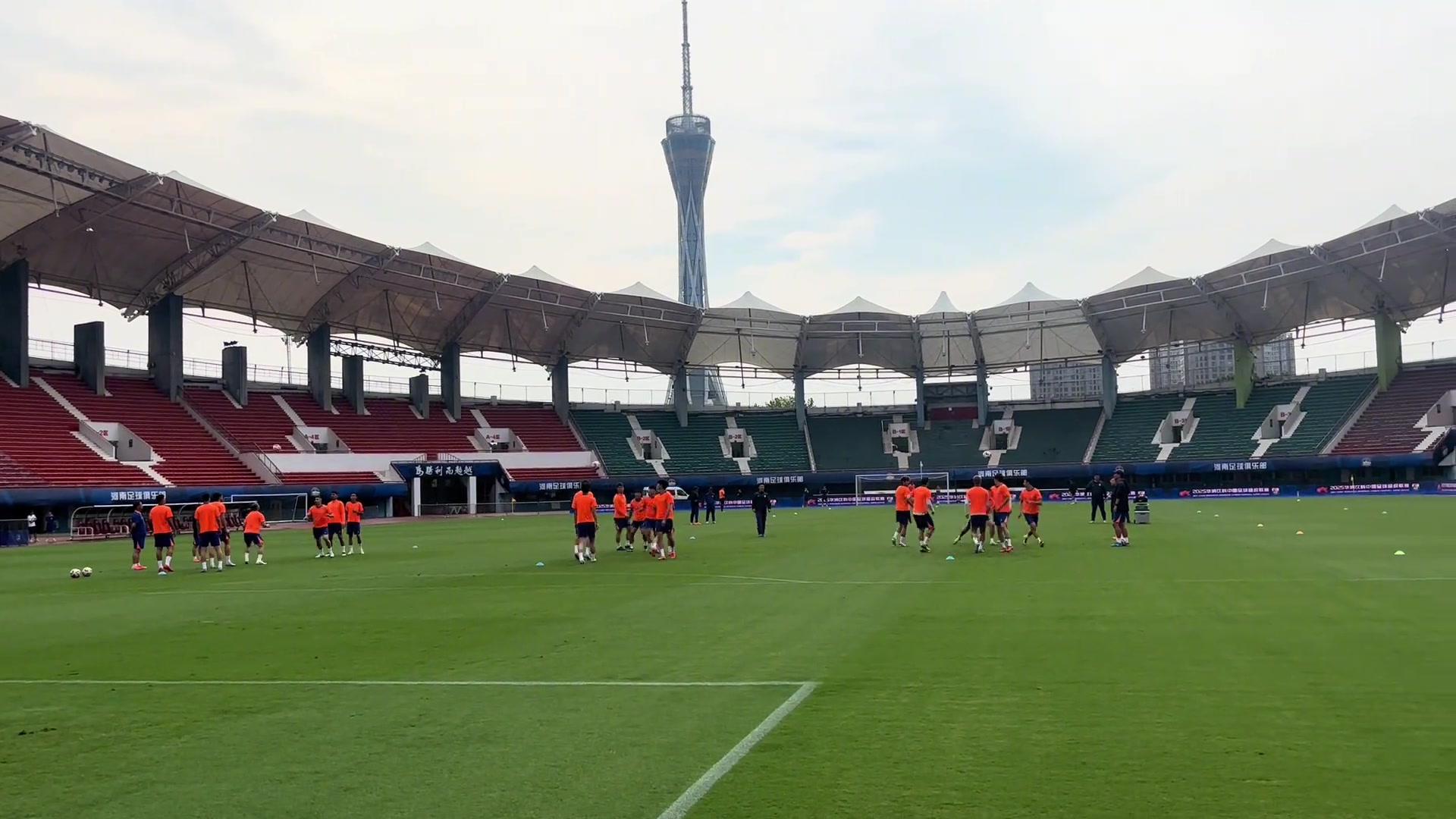 泰山隊(duì)賽前頭球接力訓(xùn)練看看誰失誤了