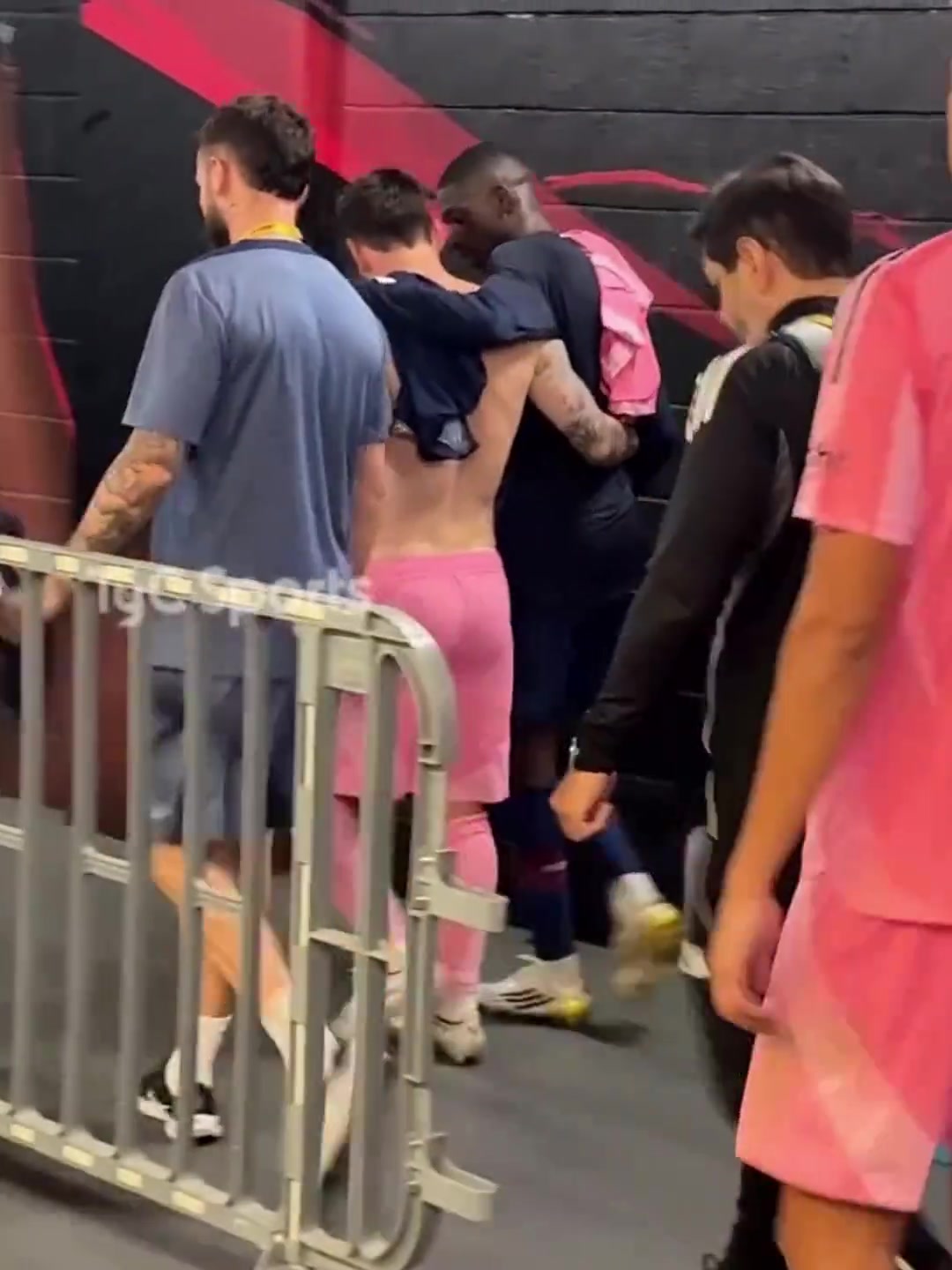 人情世故這一塊梅西賽后與登子勾肩搭背與恩里克及前隊友擁抱