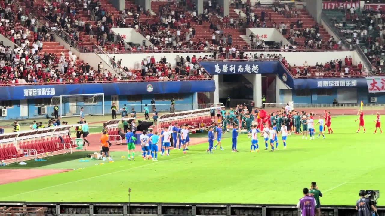 現(xiàn)場(chǎng)泰山球迷對(duì)裁判不滿高喊揍他CNM