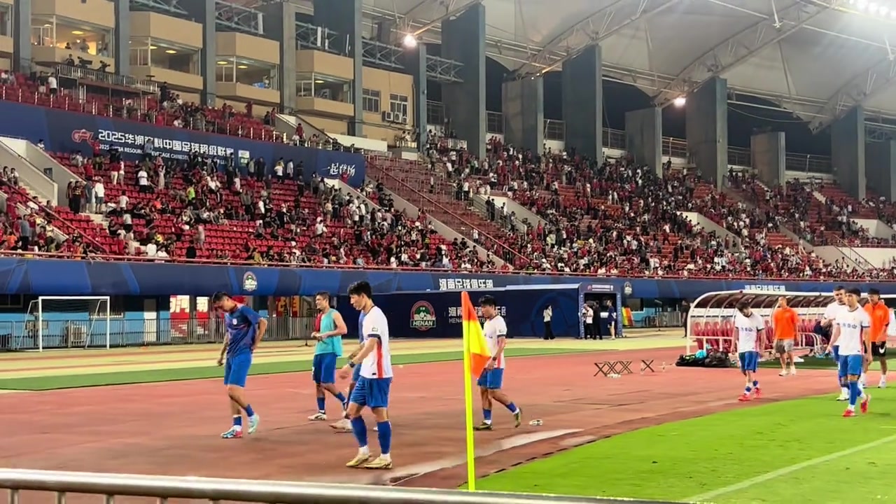 泰山隊(duì)遺憾收獲平局球員落寞球迷高唱助威歌