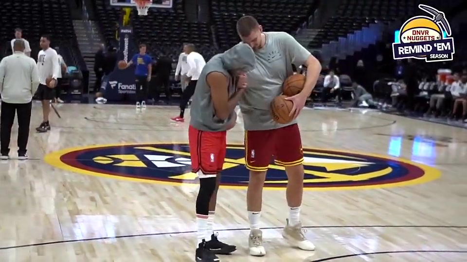 故人歸來約老師此前球砸布魯斯-布朗后者反砸約老師屁股