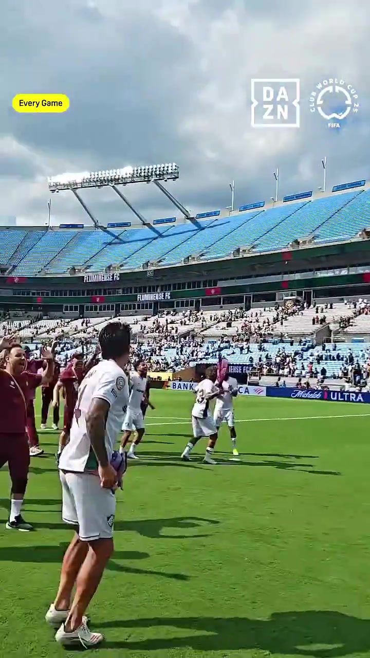 淘汰豪門國米晉級8強(qiáng) 弗魯米嫩塞球員賽后與球迷瘋狂慶祝