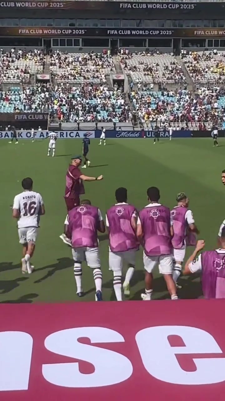 真給南美足球長臉弗魯米嫩塞淘汰國米晉級8強(qiáng)看臺球迷落淚