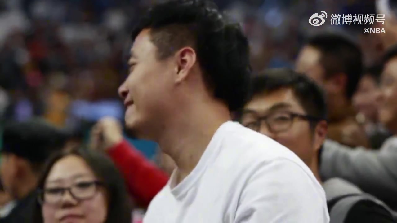 這是誰(shuí)的青春回憶2013年NBA中國(guó)賽科比為球迷簽名