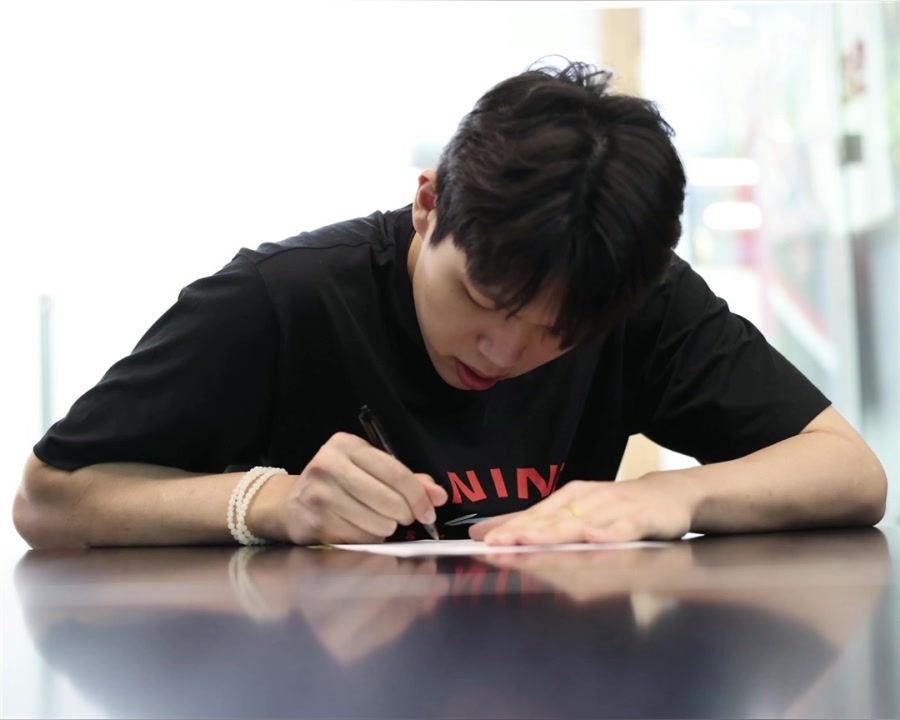 夢(mèng)開始了開拓者官宣簽約楊瀚森克羅寧和小楊握手