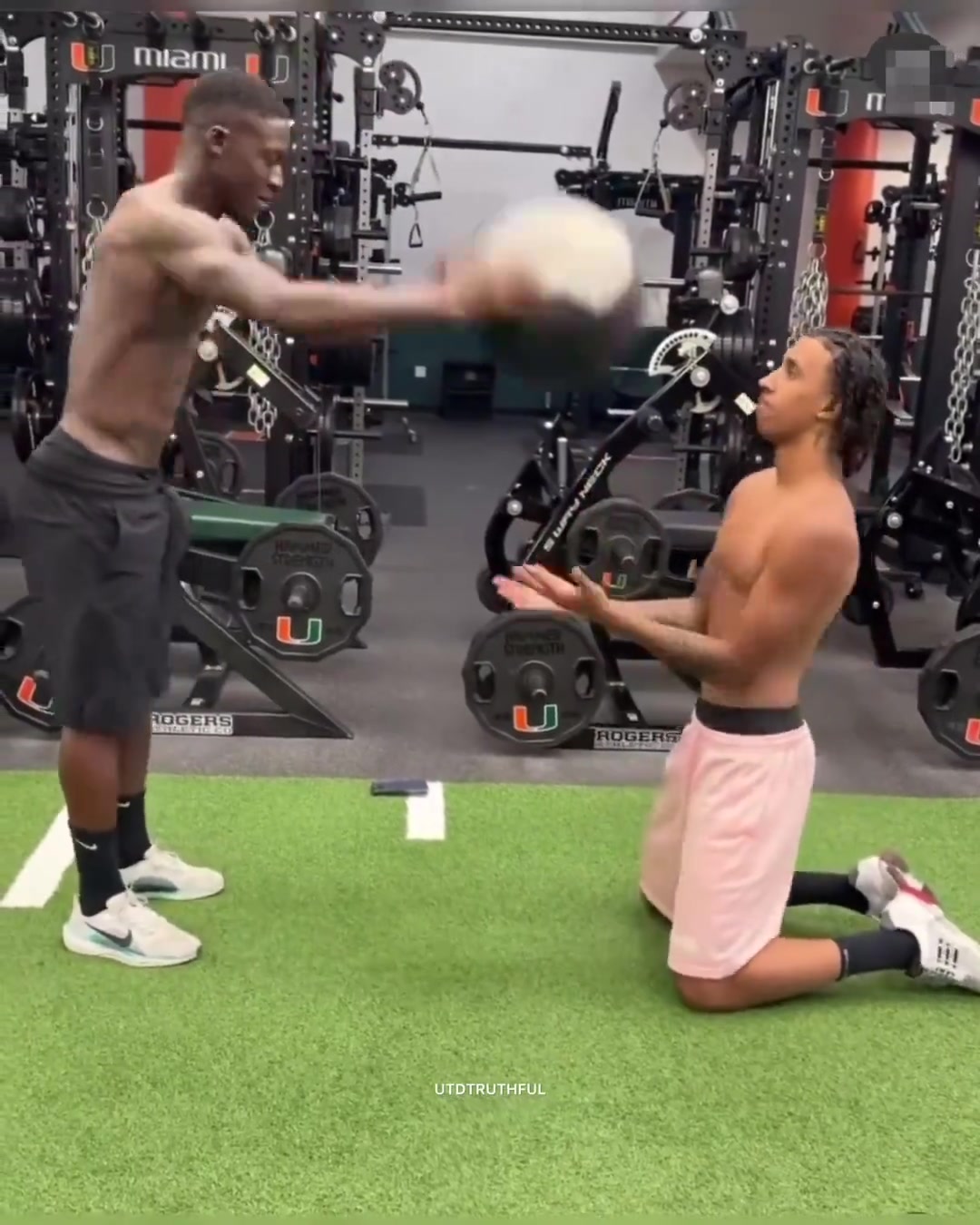 約羅梅努在一起度假和訓(xùn)練期待他倆新賽季的表現(xiàn)