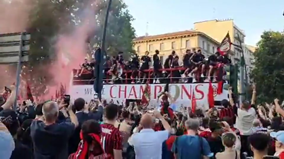 22年米蘭奪冠游行伊布朝球迷喊話給恰爾汗奧盧發(fā)個信息