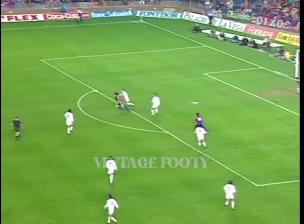 無(wú)與倫比的爆發(fā)力慢鏡頭看羅馬里奧這記代表性進(jìn)球無(wú)解捅射