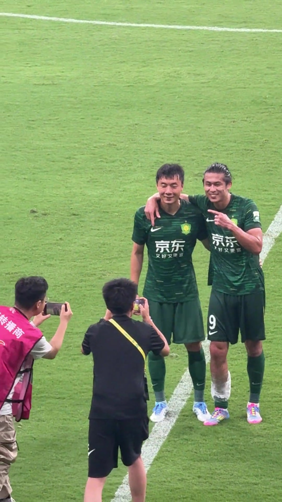 網(wǎng)友曬現(xiàn)場實拍李磊賽后疑似向國安球迷揮手告別