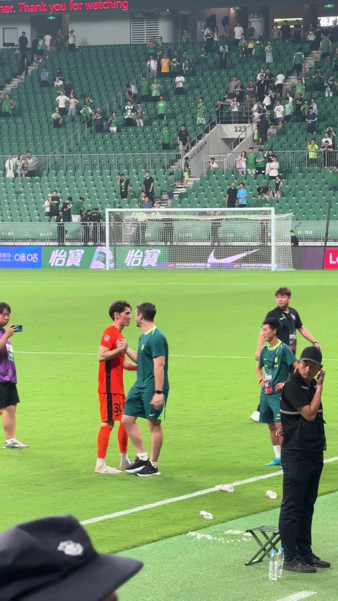 不忘舊主實拍侯永永和國安替補席握手寒暄