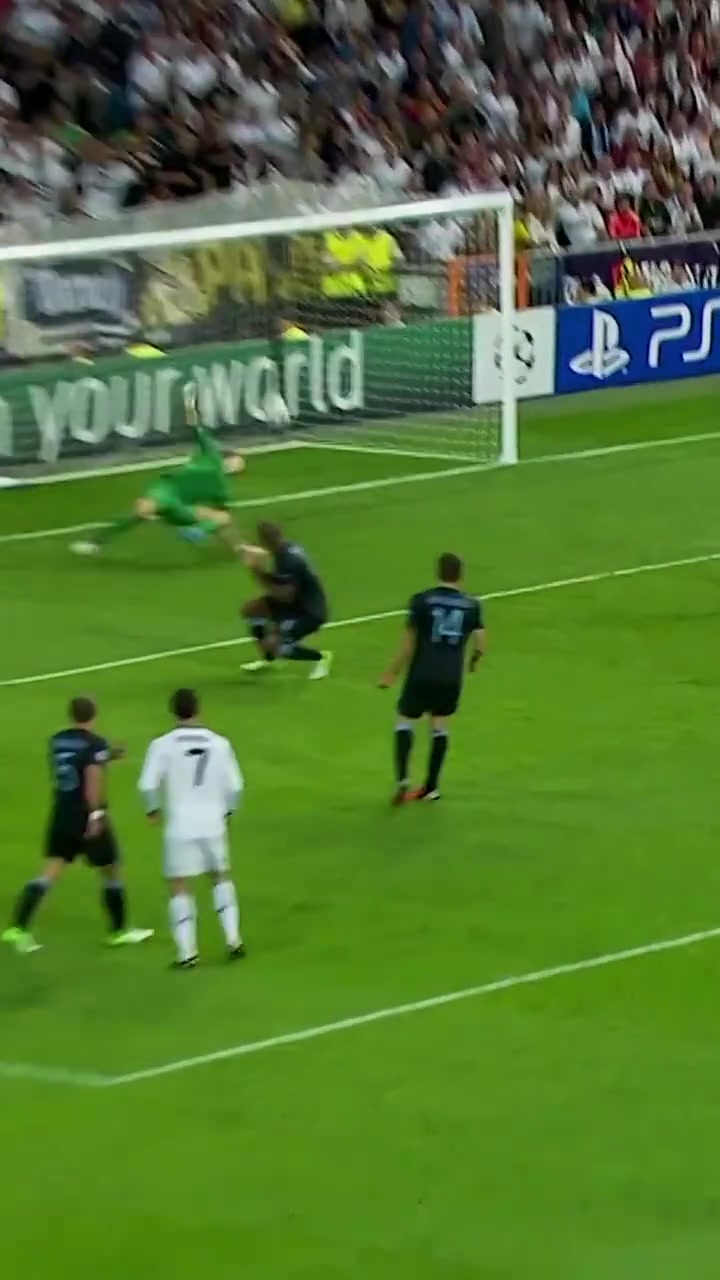 高速的旋轉(zhuǎn)落地再彈地入網(wǎng)C羅這球進的真是神之一筆